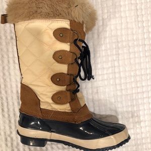 Khombu Boots size 6 Girls Boots